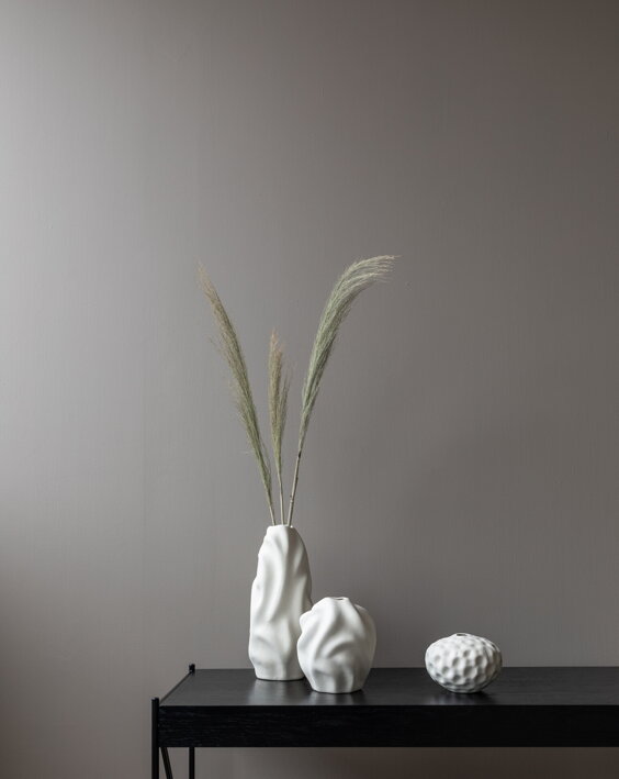 Vysoká dizajnová váza zo zrnitej keramiky v krémovej farbe