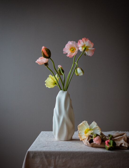 Nepravidelná vysoká keramická váza v krémovej farbe so živými kvetmi