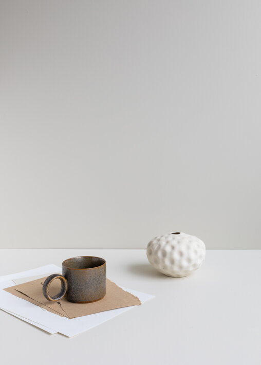 Malá keramická váza s nepravidelným povrchom, krémová