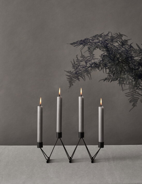 Čierny štvorramenný svietnik so sivými vysokými sviečkami
