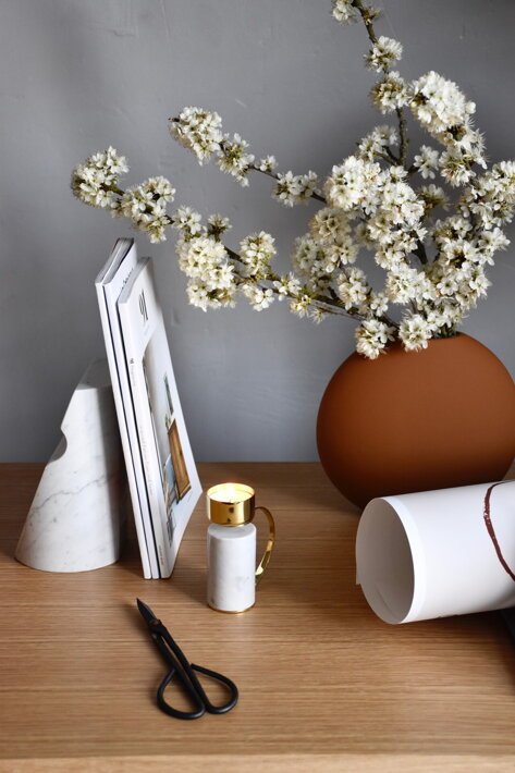 Biely mramorový svietnik na stole s vázou