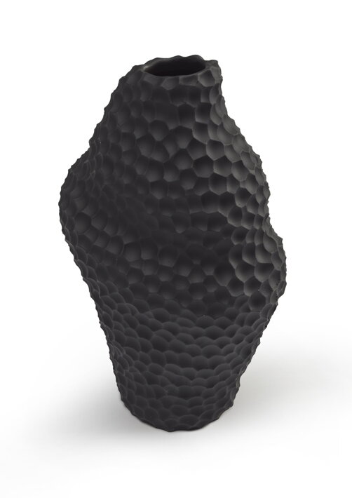 Malá čierna váza z keramiky v tvare podmorskej mušle