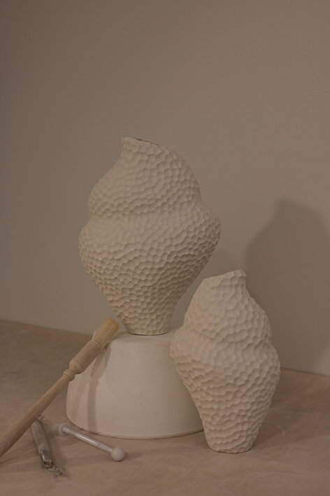 Ručne tvarovaná nepravidelná váza z keramiky s dlátom a rydlom