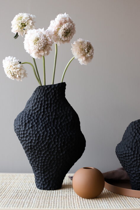 Veľká nepravidelná váza z čiernej keramiky s bielymi kvetmi