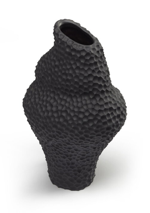 Veľká čierna keramická váza v tvare podmorskej mušle