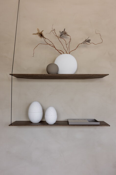 Elegantné keramické dekorácie v tvare vajíčka na dizajnovej polici