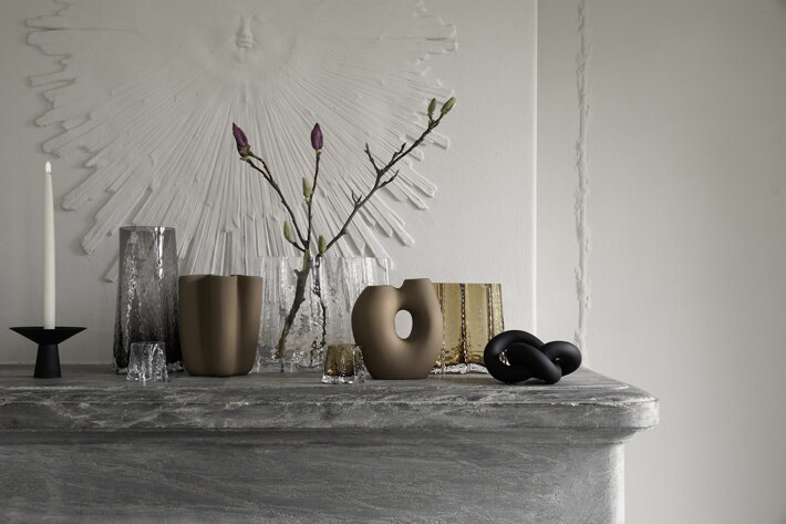 Hnedá keramická váza je ručne tvarovaná na individuálne aranžovanie kvetov
