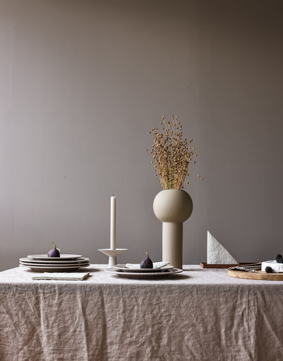 Reliéfne dekoratívne servítky na slávnostnom jedálenskom stole s vázou