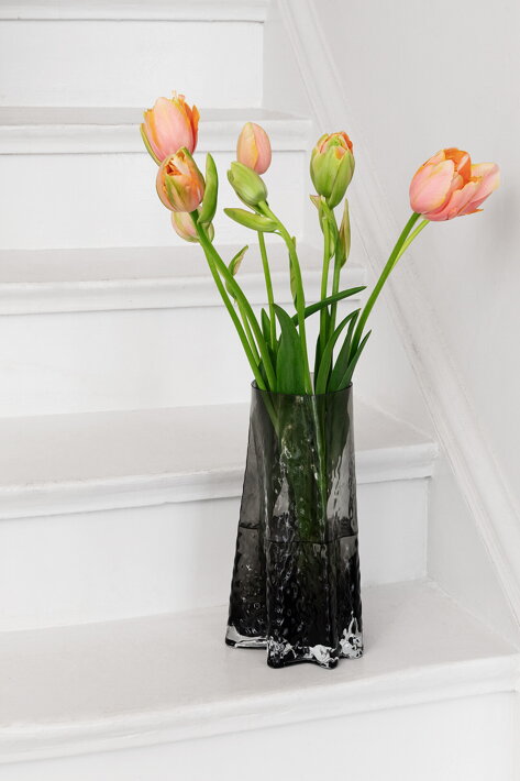 Dizajnová vysoká dymová váza na schodoch s tulipánmi