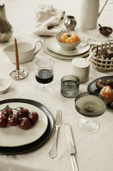 Štýlové dymové poháre na šampanské na slávnostnom stole s jedlom a nápojmi