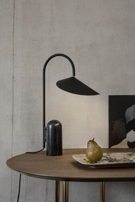 Luxusná stolová lampa s čiernym mramorom na pracovnom stole 