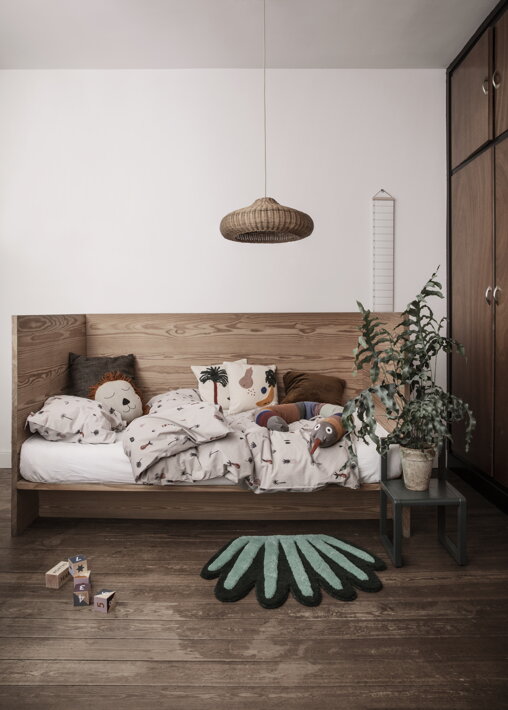 Prírodné ratanové tienidlo "disk" nad detskou posteľou so štýlovými vankúšmi