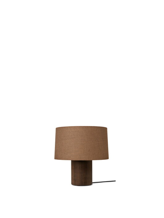 Elegantné nízke tienidlo v škoricovej farbe na drevenej stolovej lampe