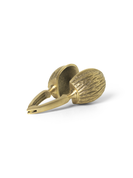 Mosadzný luskáčik má detailne vypracovanú rukoväť v tvare vlašského orecha