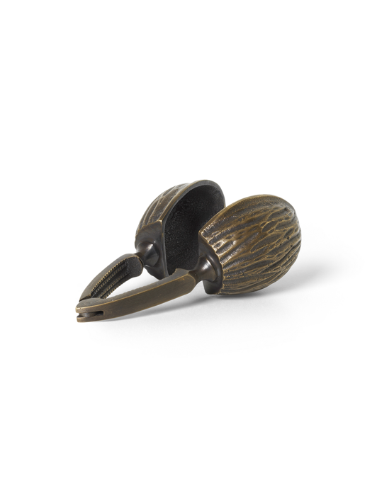 Čierny luskáčik má detailne vypracovanú rukoväť v tvare vlašského orecha