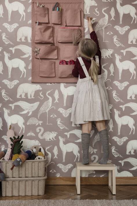 Ružový bavlnený organizér v tvare domčeka na stene v štýlovej detskej izbe