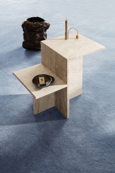 Minimalistický travertínový príručný stolík s mosadzným svietnikom a podnosom