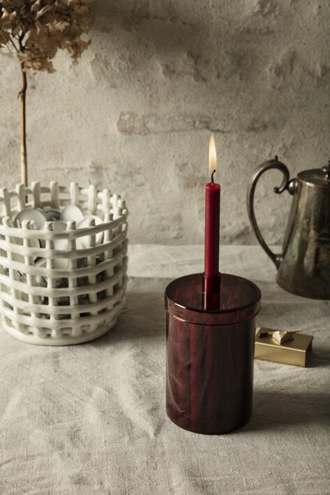 Mosadzná zápalková škatuľka pri sviečkovom adventnom kalendári a košíku s čajovými sviečkami