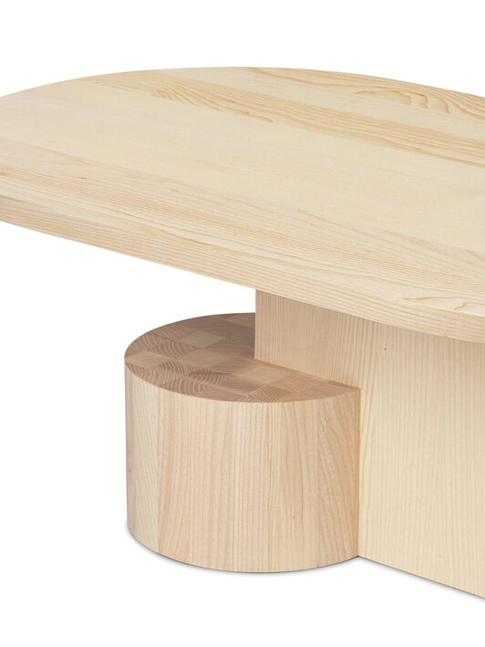 Detailný záber na dizajnový konferenčný stolík z jaseňového dreva