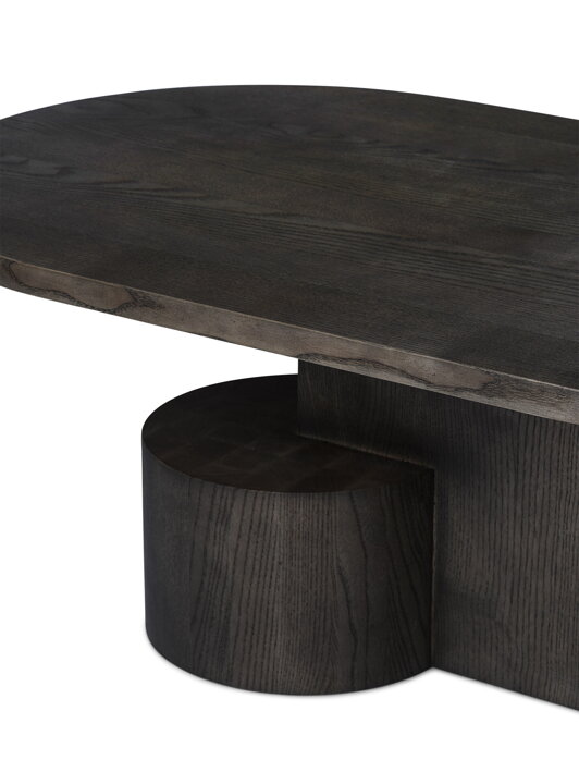 Detailný záber na dizajnový konferenčný stolík z čierneho jaseňového dreva