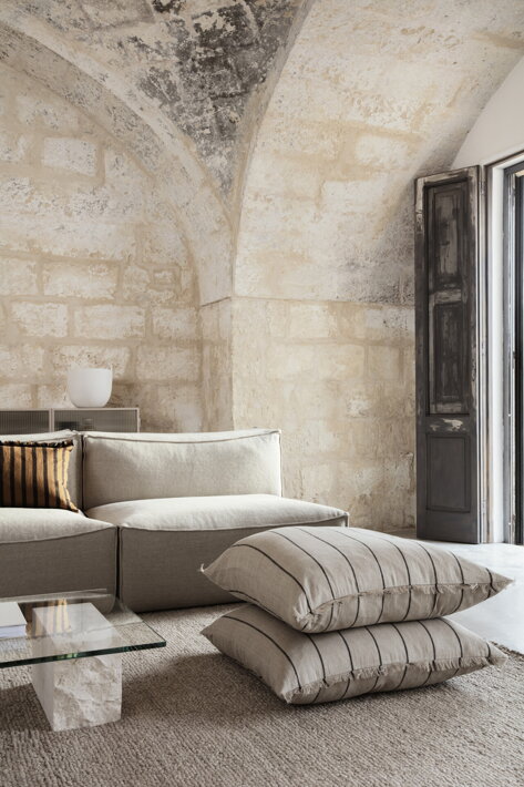 Luxusný dizajnový stolík z ručne opracovaného bieleho mramoru v obývačke