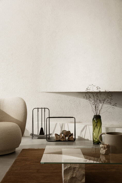 Masívny biely mramorový stolík so sklenenou tabuľou v obývačke