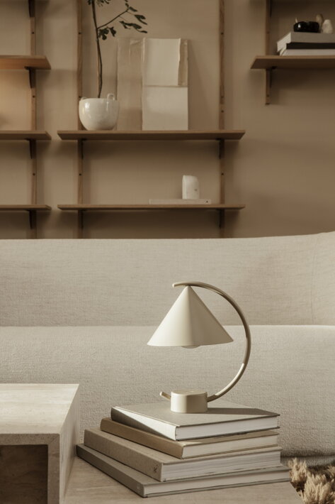 Kašmírová prenosná lampa s geometrickým dizajnom v prírodne ladenej obývačke