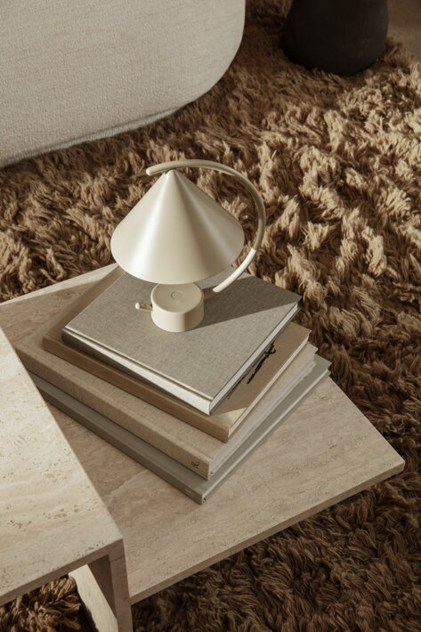 Dizajnová bezdrôtová lampa z kašmírového kovu na mramorovom konferenčnom stolíku