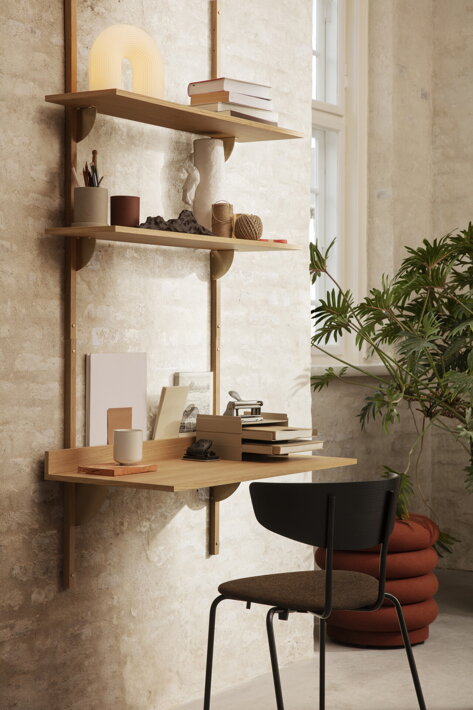 Drevený nástenný stolík pod dizajnovou policou v štýlovej pracovni