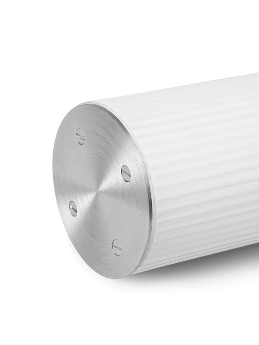 Strieborný kovový prvok na bielej opálovej lampe v tvare valca