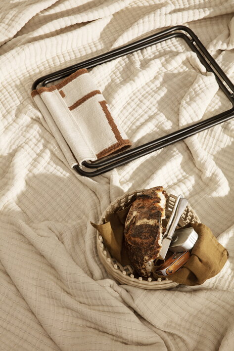 Kašmírová ručne tvarovaná misa pripravená na piknikové raňajky v posteli