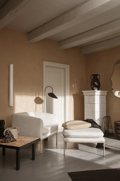 Luxusná nástenná lampa s mosadzou a vrúbkovaným dizajnom na stene v obývačke
