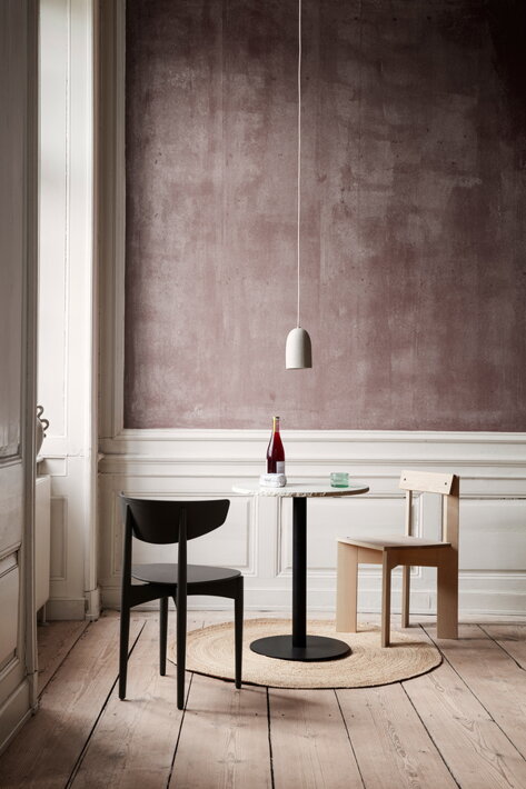 Čierna drevená stolička v minimalistickej jedálni