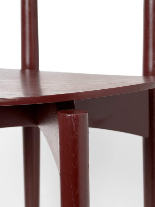 Maľovaná červenohnedá stolička z jaseňového dreva