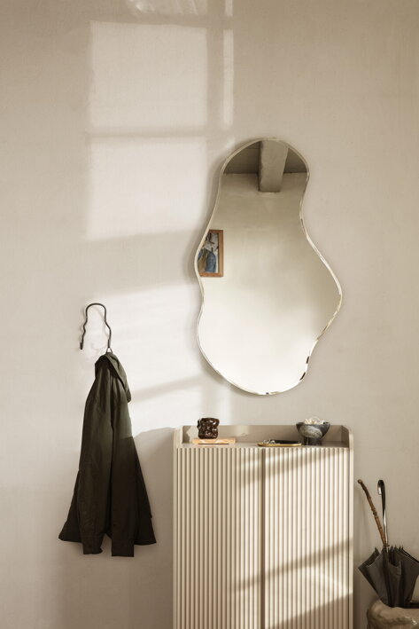 Kašmírová drevená skrinka pod dizajnovým zrkadlom v predsieni