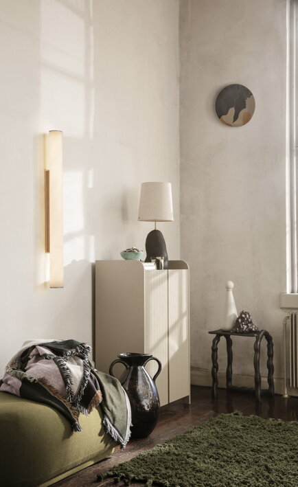 Nízka kašmírová skrinka s dizajnovou lampou ako úložné riešenie v obývačke