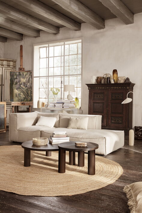 Dizajnové drevené stolíky v rôznej výške v luxusnej obývačke