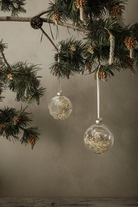 Veľké vianočné gule z číreho skla s bielymi sušenými kvetmi na ihličnatej halúzke