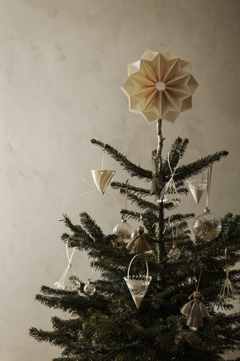 Jutové vianočné ozdoby anjel zdobia minimalistický vianočný stromček