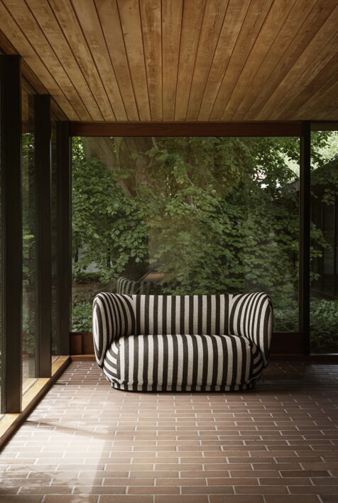 Luxusná dizajnová pohovka s prúžkami v obývačke