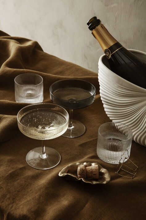 Číre nízke vrúbkované poháre na vodu dopĺňajú slávnosť so šampanským
