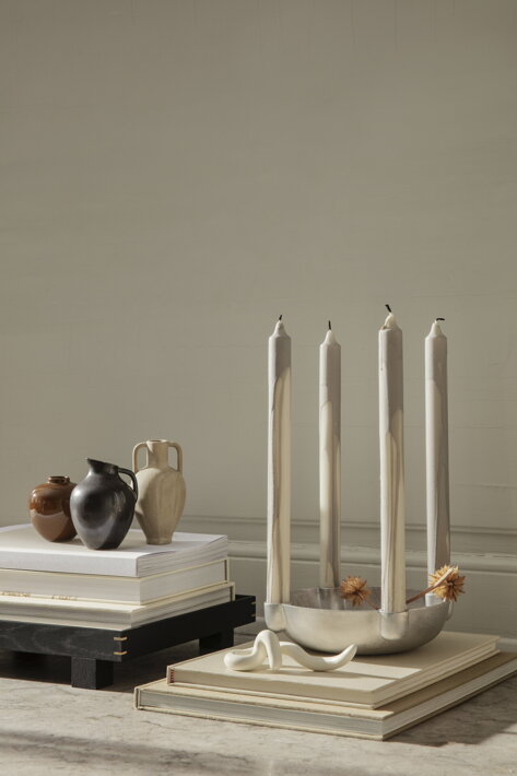 Štyri vysoké svetlošedé sviečky v dizajnovom svietniku v tvare misky