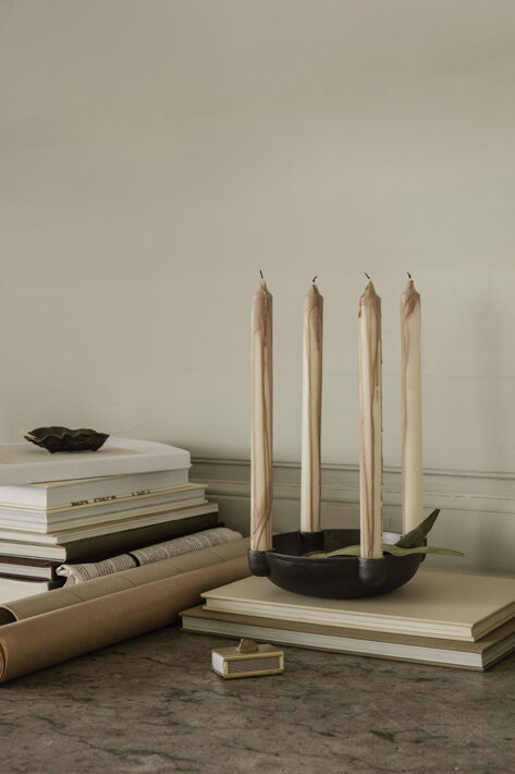 Štyri vysoké béžové sviečky v dizajnovom svietniku v tvare misky