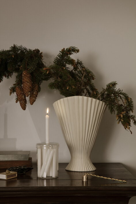 Dizajnová biela váza z kameniny naplnená ihličím pri adventnom kalendári