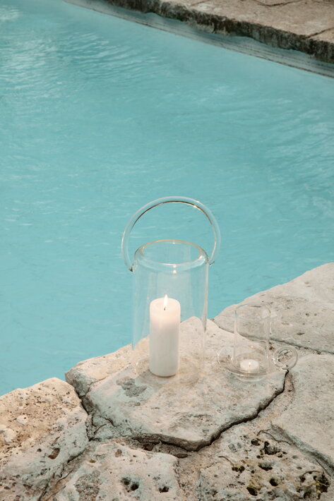 Svietnik a lucerna Luce z borosilikátového skla pri bazéne