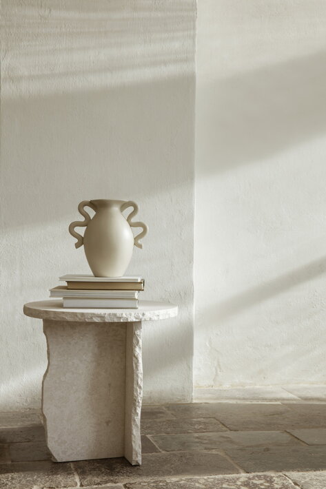 Dizajnová keramická váza na bielom mramorovom stolíku Mineral Sculptural Table