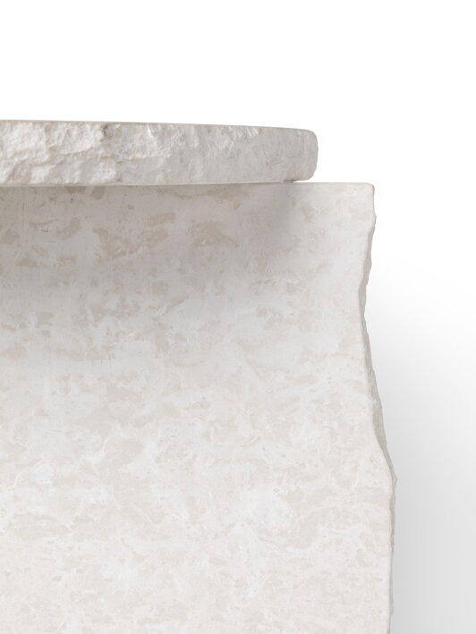 Detailný pohľad na ručné opracovanie bieleho mramoru Bianco Curia