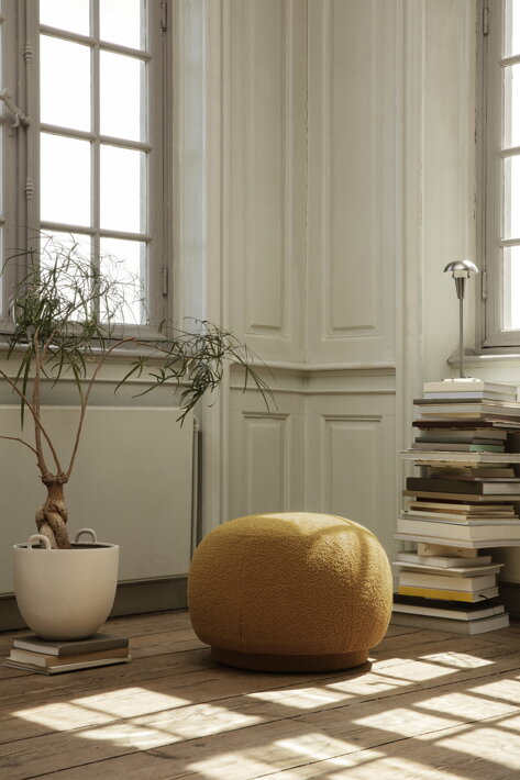 Luxusný dizajnový puf v hnedej farbe v obývačke