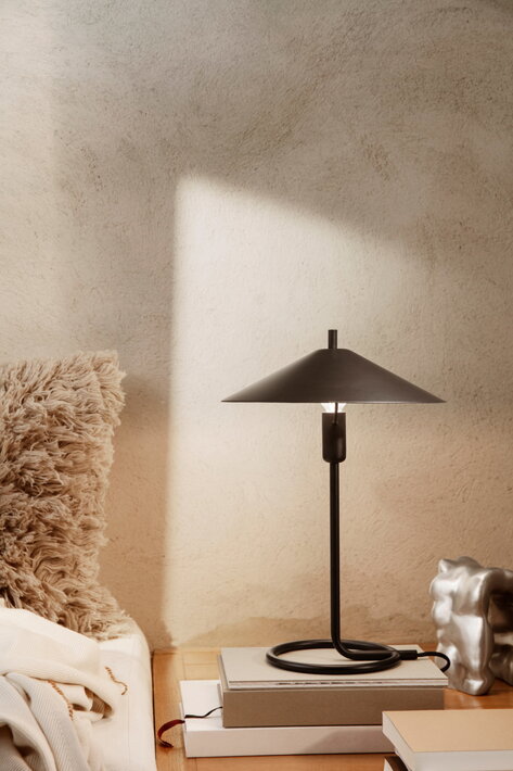 Čierna kovová lampa na nočnom stolíku v spálni