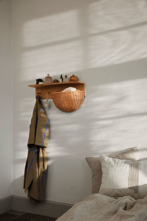 Závesný pletený košík na vešiaku v spálni